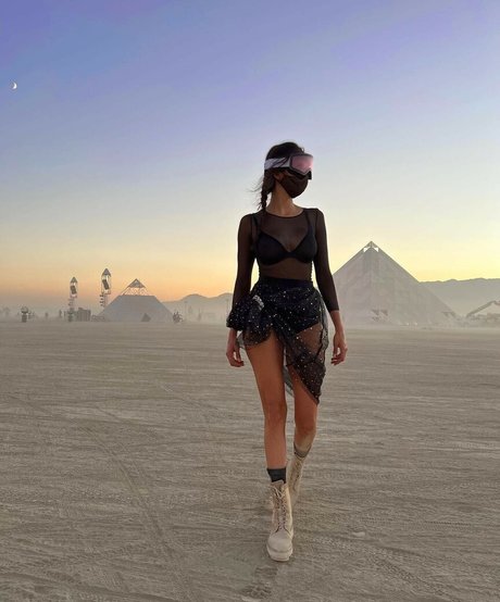 Nina Dobrev belle actrice des photos