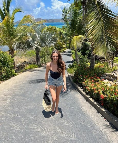 Nina Dobrev estrella porno perfecta galerías