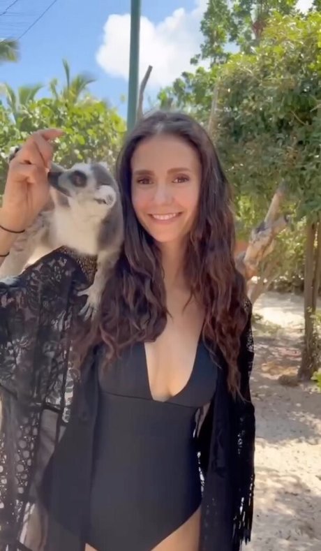 Nina Dobrev xxx étoile img
