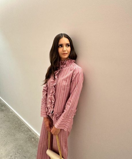 Nina Dobrev hermosa estrella imagen