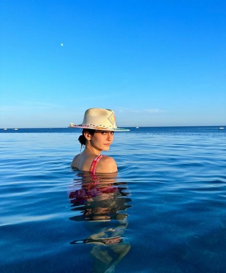 Nina Dobrev modèle érotique galerie