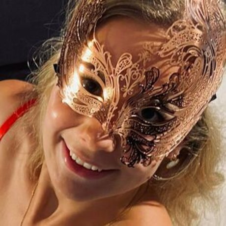 sofie von loewenturm exclusive model image