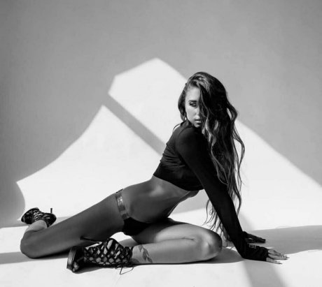 alice l naked actress img