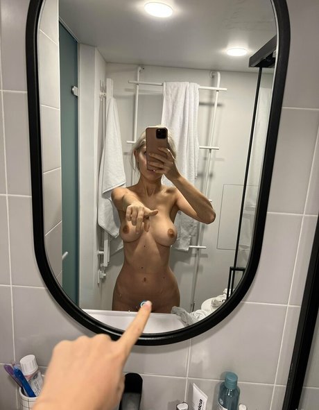 Eva Elfie étoile galerie