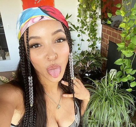 Tinashe modelo desnudos foto