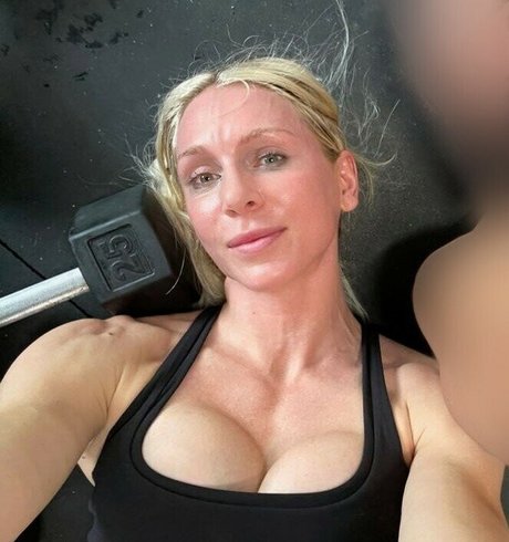 Charlotte Flair modèle pornographique img