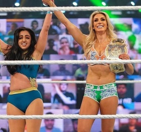 Charlotte Flair estrella porno erótica galería