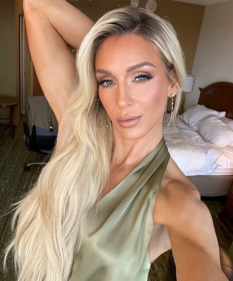 Charlotte Flair estrella porno atractiva imágenes