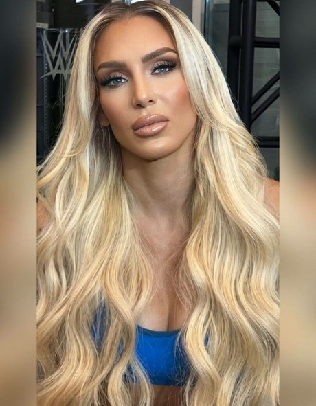 Charlotte Flair étoile chaude galeries