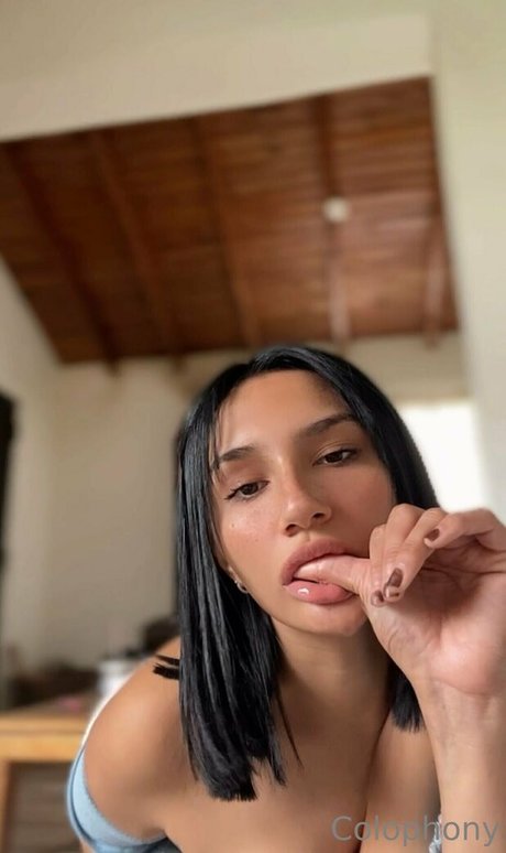 holly bratty estrella del arte foto