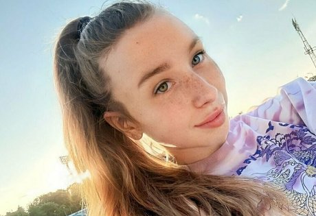 tinyellie estrella porno desnuda imágenes