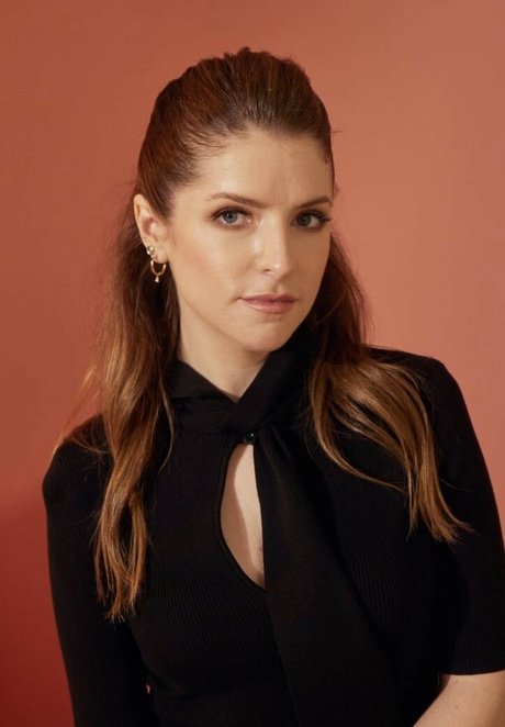 Anna Kendrick actriz caliente foto