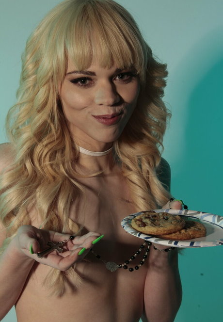 katezoha modèle chaud image