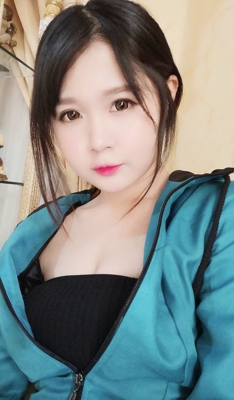 Clarissa Punipun model art gallery