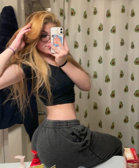 Elsuzannee model high quality image