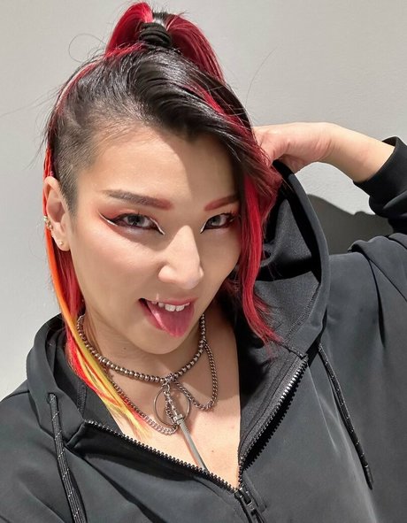 Hikaru Shida estrella pornografica galería