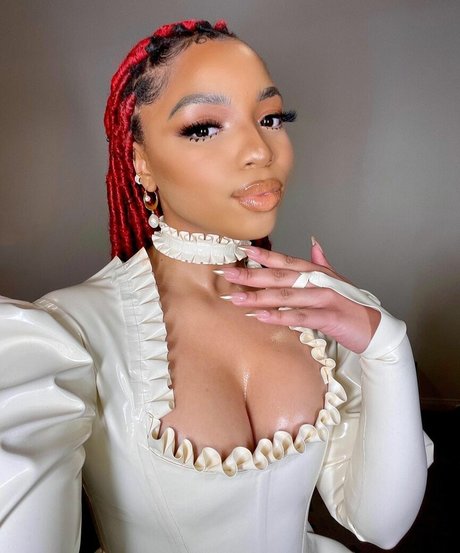 Chloe Bailey modelo desnudo galería