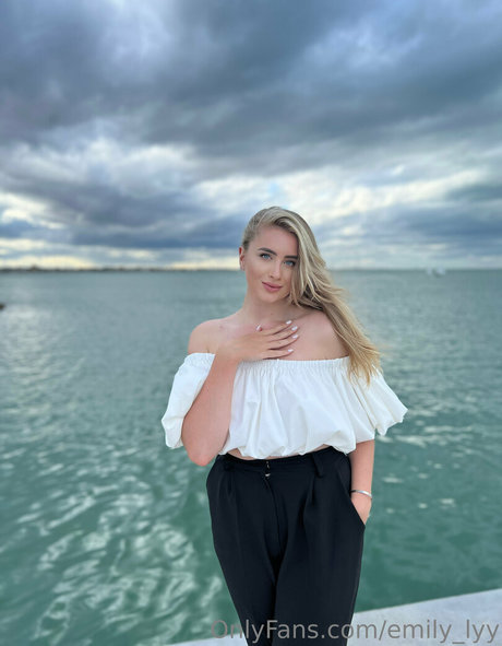 emily lyy hermosa estrella porno foto