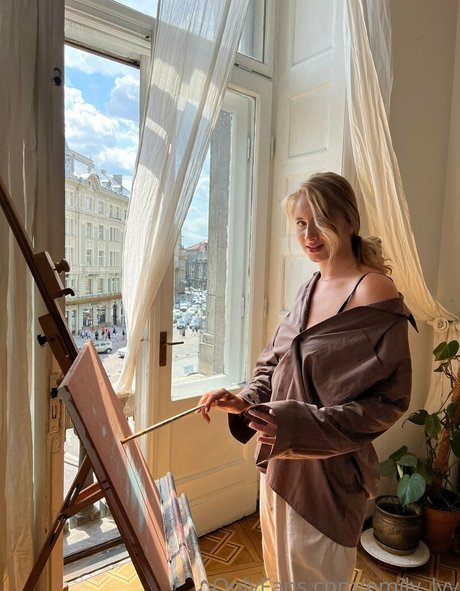 emily lyy modèle nu photos