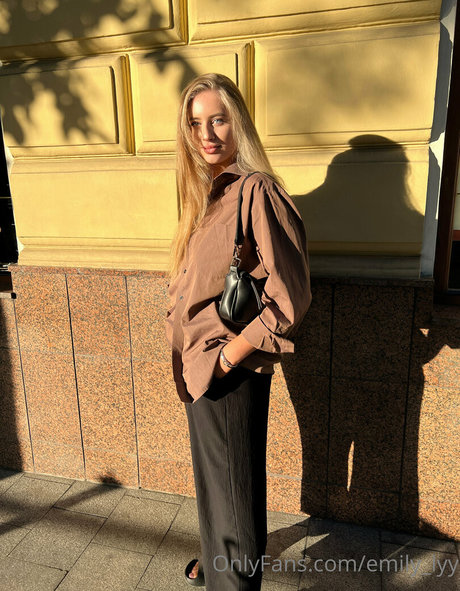 emily lyy star du porno exclusive des photos