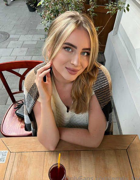 emily lyy actrice exclusive galeries