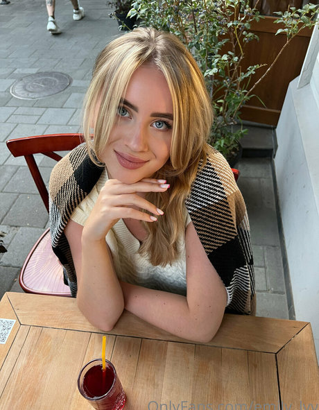 emily lyy actrice exclusive img