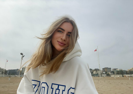 emily lyy étoile sexy photo