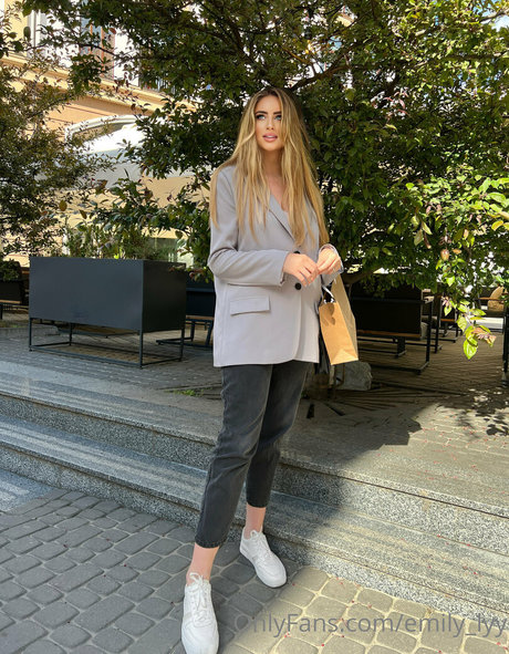 emily lyy étoile exclusive des photos