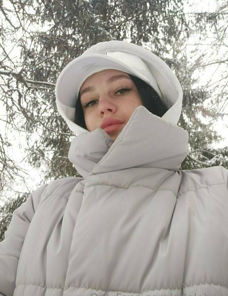 adelebee modèle chaud images