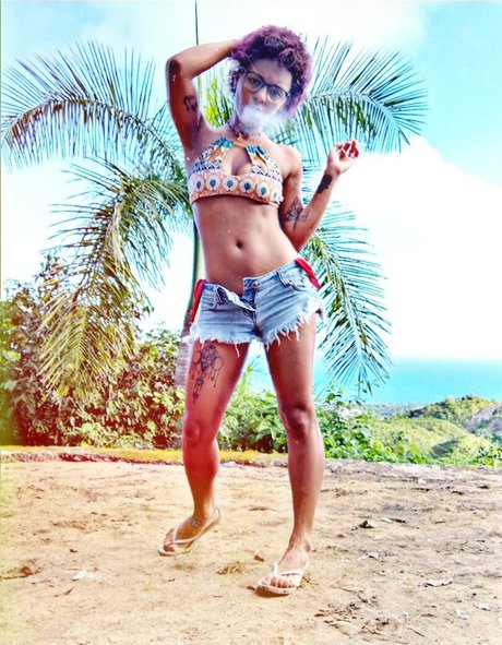 sourmoonstone modelo atractivo fotos