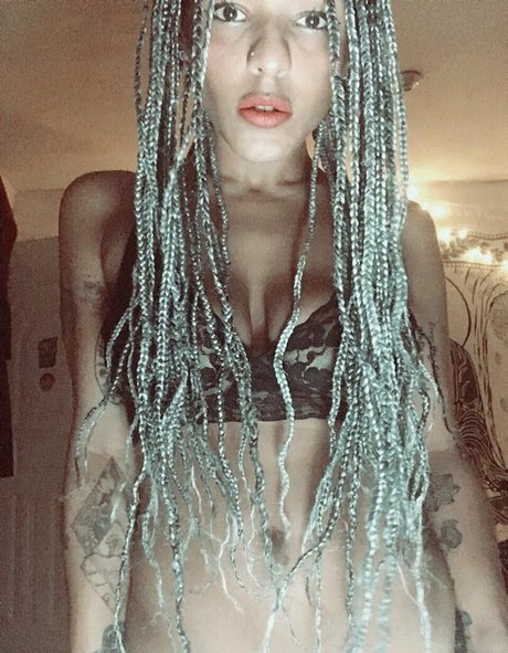 sourmoonstone naked model pic