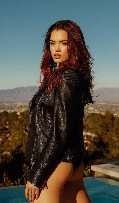 Paris Berelc estrella sexy galerías