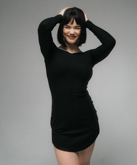 Paris Berelc actriz de desnudos fotos