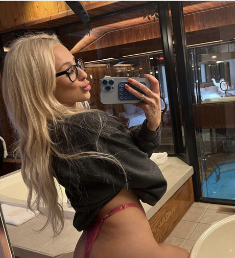 Allieesaur star du porno chaude des photos