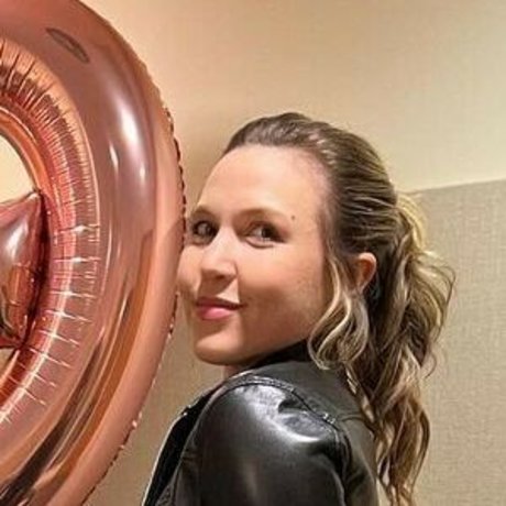 Taylor Tomlinson actrice porno des photos