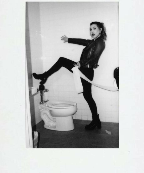 Taylor Tomlinson top star images