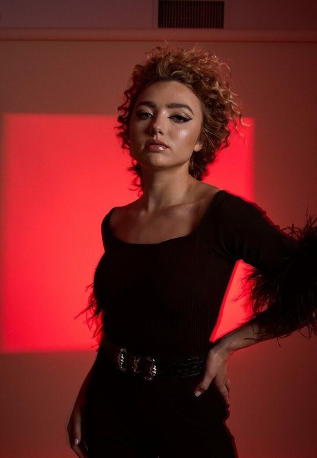 Peyton List hot actress img