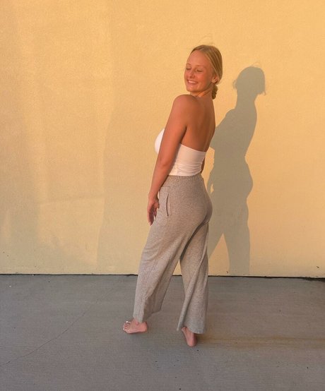 Anya Truax jolie étoile galeries