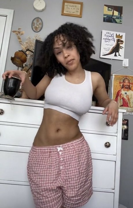 Aaliyeezy model pictures