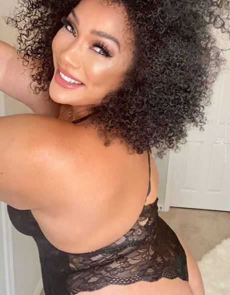 Nia Jax buena actriz galerías