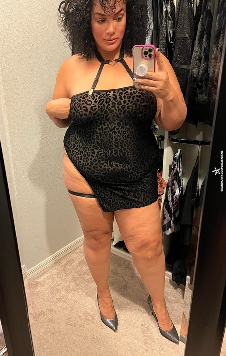 Nia Jax belle star du porno photos