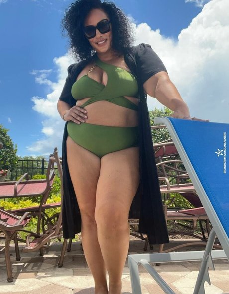 Nia Jax modelo desnuda galería