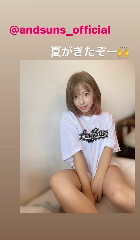 Mina Shirakawa estrella atractiva imágenes