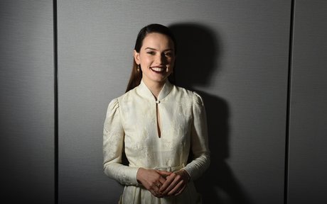 Daisy Ridley modelo hermosa fotos