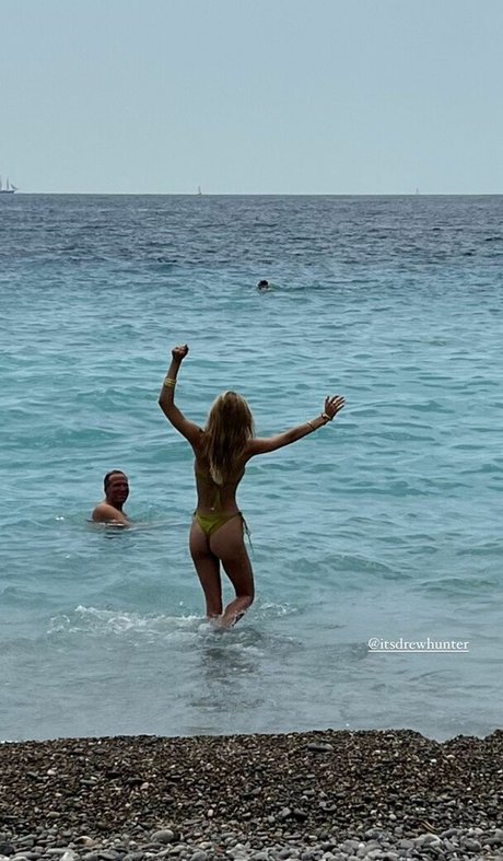 Alexis Ren art modèle archive