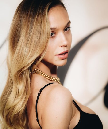 Alexis Ren actriz de desnudos recopilación
