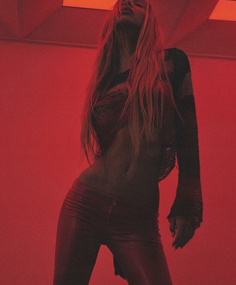 Alexis Ren actriz atractiva imagen