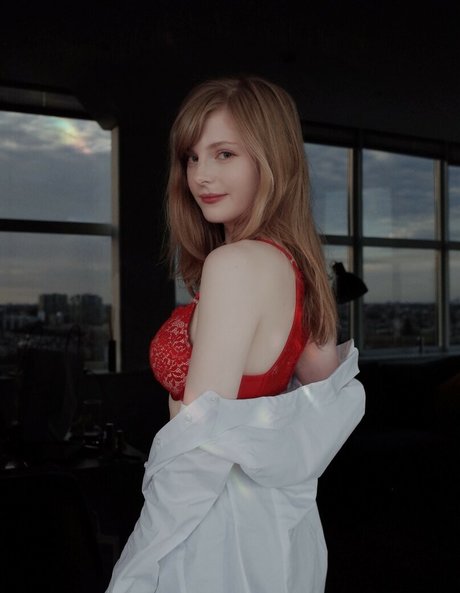 Ella Freya hermosa estrella galerías