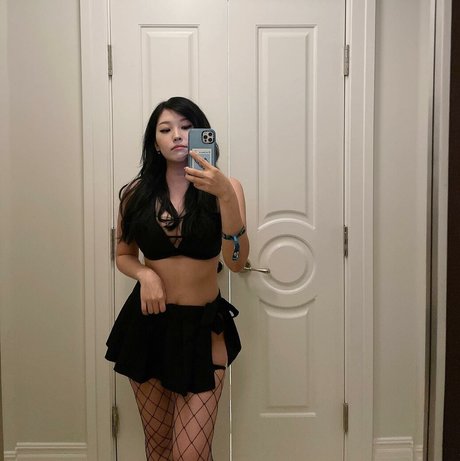 Aikuros bonita modelo galería