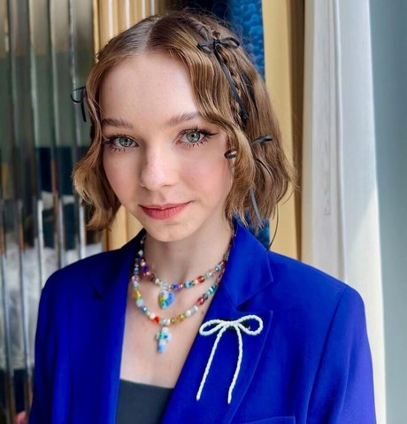 Emma Myers star du porno chaude photos